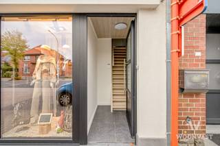 OPEN BEZOEKMOMENT OP WOENSDAG 07/10 TUSSEN 17h30 - 18:30!<br /><br />Ben je op zoek naar een duplex appartement in Lokeren met een gezellige leefruimte, ruim terras met zicht op de velden, 2 slaapkamers, moderne badkamer met inloopdouche en keuken voorzien van het nodige comfort? Dan hebben wij goed nieuws voor u!<br /><br />Dit mooie duplex appartement in Lokeren is een topper in zijn categorie en biedt u alle luxe en comfort die je zoekt. Het appartement beschikt over 2 slaapkamers en een moderne badkamer met inloopdouche. De keuken is voorzien van alle nodige apparatuur en biedt jou alle comfort die je nodig hebt om heerlijk te koken. De gezellige leefruimte is perfect om te ontspannen na een drukke dag en biedt jou een prachtig uitzicht op de velden. Het ruime terras is de ideale plek om te genieten van de rust en het mooie uitzicht.<br /><br />Aarzel niet om een afspraak te maken om dit appartement te bezichtigen en ontdek zelf de vele troeven.