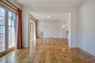 Dit appartement op de tweede verdieping beschikt over een bewoonbare oppervlakte van 150 m². Het pand kent de volgende indeling:<br />- inkomhal met gastentoilet<br />- lichtrijke leefruimte met parketvloer<br />- keuken voorzien van microgolfoven, frigo, spoelbak en veel opbergruimte<br />- 3 zeer ruime kamers<br />- badkamer met ligbad en lavabo<br />- gezellig terras met zicht op de gemeenschappelijke binnentuin<br /><br />Extra: <br />- aankoop garagebox tegen een vaste prijs van €20.000<br /><br />Het appartement bevindt zich nabij de grote markt, het station en winkels. Ideaal als investering of voor eigen bewoning.<br /><br />Wenst u meer info over dit appartement of wenst u een bezoek ter plaatse? Contacteer Cléo Derekx (0472 18 39 96 - cleo.derekx@dewaele.com)<br /><br />Bestuursmaatregelen in het maatregelenregister: nee