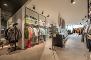 This commercial property enjoys an absolute prime location on Kustlaan 18, opposite the iconic Lichttorenplein - one of the most...