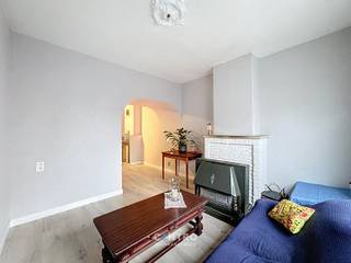 Leuk gelegen woning te Assebroek met 4 slpks, ZUIDgerichte tuin en mogelijkheid tot het huren van een aanpalende garagebox!<br /><br /><strong>INDELING:<br /><u><em>Gelijkvloers:</em></u></strong><br />Inkomhal - living (met zithoek en eetplaats) - keuken (O.a. met gasfornuis, dampkap, oven en dubbele spoelbak) - veranda - badkamer (O.a. met dubbel lavabomeubel en ligbad met geïntegreerde douche) - afzonderlijk toilet - ruime wasplaats/berging - tuin met ZUIDgericht zonneterras.<br /><br /><u><em><strong>Eerste verdieping:</strong></em></u><br />Nachthal - 2  RUIME slaapkamers.<br /><br /><u><em><strong>Tweede verdieping:</strong></em></u><br />Nachthal - 2 slaapkamers.<br /><br /><u><strong>Opmerkingen:</strong></u><br />- Eventueel mogelijkheid tot het huren van een aanpalende garagebox!<br />- GOEIE LIGGING: Mobiscore: 8,5/10!<br />- Regenwaterput aanwezig.<br /><br />INTERESSANTE woning voor JONGE GEZINNEN aan SCHERPE PRIJS! Aarzel zeker niet om ons te contacteren voor een bezoek ter plaatse: 050/70.01.02 - info@centro.be.
