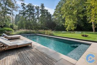 In het hartje van de groene residentiële Vriesdonk wijk, aan het einde van een rustige doodlopende straat, vinden we deze exclusieve villa terug,...