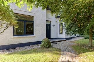Instapklare, maar op te frissen villa met veel potentieel en uitzonderlijke ligging op mooi perceel(18a14). Omwille van de grote bewoonbare oppervlakte(350m2) en aparte indeling kan deze eigendom bewoond worden als gezinswoning, kangoeroewoning of gebruikt worden voor een vrij beroep in combinatie met woonst.<br /><br />Het goed werd door de jaren verbouwd/uitgebreid(steeds met vergunning). In 1987 werd de leefruimte rechts vergroot, in 1997 werd aan de achterzijde een extra leefruimte met slaapkamer en badkamer toegevoegd en in 2003 werd de eerste verdieping(houten buitengevel) uitgerust met een extra slaapkamer.<br /><br />Momenteel bestaat de woning uit: een inkomhal, ruime leefruimte (met bar, zithoek en openhaard), een bureau, ruime berging, uitgeruste hedendaagse keuken met doorgang tot het overdekt terras voorzien van buitenkeuken, tweede leefruimte en badkamer op het gelijkvloers. Op de eerste verdieping bevinden zich 6 slaapkamers( de meeste met sanitair), een tweede badkamer en apart toilet.<br /><br />Verder beschikt deze woning over een ruime tuinberging, een kelder, een carport voor twee wagens en een afgewerkte zolder. De woning is uitgerust met zonnepanelen, centrale verwarming (condesatieketel op aardgas) en op één van de slaapkamers is airco voorzien.<br /><br />We werken met een vanaf prijs waarbij alle biedingen mogelijk zijn en aan de eigenaar voorgelegd worden.<br /><br />Voor meer informatie of een bezoek ter plaatse –> ken@immovos.be of 0477/ 29 72 50