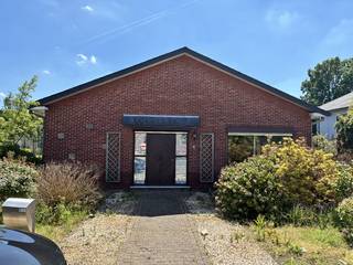 Te renoveren woning in Zonhoven.<br />De woning omvat een ruime leefruimte met houtkachel, een keuken, drie slaapkamers, badkamer, toilet, kleine kelder, veranda, berging en een garage.<br /><br /><br />