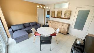 Bemeubeld appartement in een rustige omgeving.Inkomhal, woonkamer, aparte keuken met toegang tot terras, 1 slaapkamer, badkamer met zitbad, wastafel...