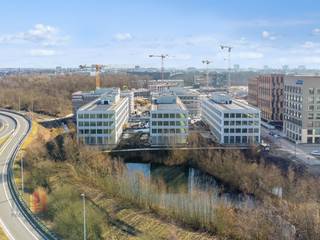 Dit uitzonderlijk kantoorgebouw van <strong>2871 m² </strong>maakt deel uit van het hoogwaardig kantorencomplex "<strong>Atmos</strong>", bestaande uit vijf <strong>BREEAM OUTSTANDING-gecertificeerde gebouwen</strong>. Deze kantoren zijn instapklaar en liggen in een groene omgeving met een autoluw binnenplein. Dankzij de aandacht voor architectuur en functionaliteit vormen deze duurzame kantoren de ideale omgeving voor innovatie en samenwerking in Gent. De kantoren zijn toekomstgericht en voldoen aan de aankomende strenge Europese regelgeving, zoals de EU-taxonomie. Het complex biedt ruime ondergrondse parkeermogelijkheden, inclusief laadpalen, en een openbare parking in aanbouw, met <strong>oplevering voorzien in januari 2025</strong>.<br /><br />Het gebouw is strategisch gelegen aan <strong>"The Loop"</strong>, de R4-ring rond Gent, op slechts 4 minuten rijden van de <strong>E40-op- en afrit Sint-Denijs-Westrem</strong> en 7 minuten van de E17. Het Sint-Pietersstation bevindt zich op 1,6 km afstand, wat neerkomt op 8 minuten fietsen of 22 minuten wandelen. Daarnaast ligt een tramhalte op slechts 900 meter. Het kantoorgebouw biedt ook uitstekende zichtbaarheid vanaf de R4, wat bijdraagt aan de prominente locatie. "The Loop" ondergaat een verdere transformatie naar een nieuwe levendige stadswijk waar naast grote kantoren, winkels en evenementen ook plaats is voor andere functies zoals wonen, verschillende types handel en recreatie. Het stadsdeel krijgt een nieuwe structuur met méér groen waar men wonen en werk wenst te combineren. Via de volgende link kan met de toekomstvisie van Stad Gent terugvinden: Nieuwe toekomstvisie | Stad Gent . <strong>Ook de mogelijkheid tot kopen van het kantoorgebouw.</strong><br /><br />Voor meer informatie, het lastenboek of een vrijblijvend plaatsbezoek, neem contact op met <strong>PANORAMA B2B GENT KANTOREN</strong> via<strong> 09 225 09 02</strong>.