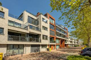 <span><strong><span>Mooi appartement (+/- 110 m²), rustig gelegen met 2 slaapkamers, dakterras (38 m²) en grote garage inbegrepen! Epc-label: B</span></strong></span><br /><br /><span><em><strong>Ligging:</strong></em></span> rustige ligging nabij het centrum<br /><br /><span><em><strong>Indeling:</strong></em></span> inkomhal, gastentoilet, woonkamer, keuken, keukenberging, twee slaapkamers, badkamer, wasplaats, dakterras, garage<br /><br /><span><em><strong>Omschrijving:</strong></em></span> mooi appartement op de derde verdieping in een gebouw met nette gemeenschappelijke delen en voornamelijk eigenaars als bewoners. Rustige ligging met scholen, winkels en autosnelweg op enkele minuten. Indeling: inkomhal met gastentoilet. Via de glazen securexdeur toegang tot de woonkamer. Deze woonkamer is zeer licht en modern. Aansluiting voor gashaard en automatische zonnescreens zijn aanwezig. Open keuken met kastwerk, een kookeiland, natuurstenen werkblad en toestellen. Aansluitende keukenberging. Vanuit de woonkamer heeft men toegang tot het fantastische zuidgerichte terras met zonneluifel (+/- 38 m²). Nachthal met toegang tot de twee slaapkamers, de badkamer met inloupdouche en badkamermeubel. Wasplaats met cv ketel (Vaillant) op gas. In de kelderverdieping (via lift bereikbaar) heeft men een zeer ruime garage (diepte 9m), voorzien van een automatische poort.<br /><br />Gemeenschappelijke lasten: +/- € 70/maand<br />Epc-score: 167 kWh/m²<br />Conforme elektriciteit tot 2051<br />Eye catcher? een zonovergoten terras, veel lichtinval en een erg grote en brede garage waar naast de wagen makkelijk fietsen en extra spullen veilig en droog kunnen worden gestockeerd!<br />Werk? Het appartement kan wel wat verf gebruiken.<br /><br /><span><span><em><strong>Bijzondere informatieplicht:</strong></em></span> in aanvraag</span>