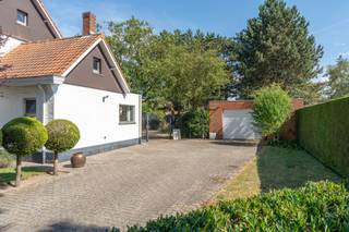<p><span>Ideaal gelegen gezinswoning met prachtige tuin en garage te Vosselaar<br />3 slpks | EPC: D-label | Beschikbaar: 01/08/2026 | Top locatie nabij centrum Vosselaar<br /><br />Bezoek aanvragen kan via deze link: https://dilegno.mijnhuurprofiel.be/property/3d55b996-e747-4086-8cbe-c1614b638cd5<br /><br /><strong><span>Omschrijving:<br /></span></strong></span><span>We betreden deze gezinswoning via de charmante inkomhal. Het gelijkvloers omvat een lichtrijke woonkamer, een ruime keuken en een wasplaats/doucheruimte met toilet. De keuken is uitgerust met een kookplaat, spoelbak, oven, koelkast en vaatwasser, en biedt toegang tot de praktische kelder. Op de eerste verdieping beschikt de woning over 3 volwaardige slaapkamers en een badkamer. De badkamer is uitgerust met een ligbad, badkamermeubel met wastafel en toilet.<br /><br />Vanuit de eetkamer en keuken geniet men van een prachtig zicht over de gezellige, grote tuin.<br />Tevens beschikt men over een garagebox en een zéér ruime bergplaats achteraan het perceel.<br /><br /><strong><span>Algemeen:</span></strong><br />- Top locatie op wandelafstand van het centrum van Vosselaar!<br />- Beschikbaar: 01/08/2026<br />- Ruime tuin<br />- Garagebox<br /></span></p>
