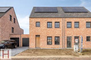 Recente en energiezuinige woning vlakbij het centrum van Wechelderzande.De woning heeft volgende indeling op het gelijkvloers: Via de inkomhal met...