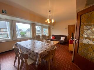 Ruim appartement met lateraal zeezicht in Koksijde<br /><br />*op wandelafstand van het strand! <br />* zijdelings zeezicht<br />*lichtrijk appartement <br /><br /><br /> Indeling:<br />- 2 Slaapkamers – Ruime kamers met veel lichtinval.<br />- Woonkamer – Comfortabele ruimte met zicht op de omgeving.<br />- Afzonderlijke keuken met balkon <br />- Badkamer – Voorzien van een douche, wc, en lavabo.<br />- Gemeenschappelijke fietsenberging<br /><br />- Privé parkeerplaats voor het gebouw <br />- Elektrische installatie conform <br /><br />Ideaal voor doe-het zelver!!!<br />Met een minimum aan kosten op te frissen naar een aangename stek aan zee!!!<br />Grijp uw kans!