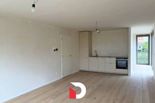 In de rustige wijk Kristus-Koning op wandelafstand van Brugge centrum bevindt zich dit modern nieuwbouw loftappartement met veel lichtinval.<br /><br />De loft wordt momenteel volledig geschilderd en voorzien van lichtarmaturen. Deze zal instapklaar zijn. <br /><br />U komt binnen via de inkomhal met een apart toilet. De lichtrijke leefruimte geeft uit op een open, volledig ingerichte keuken die naadloos aansluit bij het geheel. De slaapruimte ligt achter de leefruimte en keuken en heeft toegang tot de badkamer en is voorzien van een inloopdouche en een stijlvol lavabomeubel. Verder is er een aparte berging met aansluiting voor een wasmachine.<br /><br />Het appartement beschikt over twee terrassen, waarvan het voorste terras een aangenaam zijdelings zicht biedt op de vaart, en een ruim terras dat uitgeeft op de binnentuin ideaal om in alle rust te genieten van de buitenruimte.<br /><br />Een ondergrondse staanplaats is inbegrepen, wat zorgt voor extra comfort. Dit appartement is perfect voor wie rustig wil wonen in een moderne en kwalitatieve omgeving.<br /><br />EPB in opmaak.<br /><br />Plan uw bezoek eenvoudig via onze website: www.delbecque.immo.