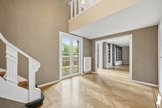 Commercieel gebouw op toplocatie te Heverlee.
<div>
<p>Ontdek dit statige commerciële gebouw met een royale bruikbare oppervlakte van meer dan 360 m², gelegen op een strategische toplocatie vlak bij de E40 en de invalsweg naar het Haasrode Researchpark. Voor deze villa werd er in 2016 een functiewijziging doorgevoerd naar multifunctioneel kantoorgebouw.<br /><br />De huidige indeling van het gebouw werd ingericht als schoonheidsinstituut, maar deze is dus eenvoudig aan te passen naar kantoorruimtes, multidisciplinaire praktijk, vrij beroep of andere commerciële doeleinden. Er is tevens een ruime buitenruimte met terras en tuin en het perceel is volledig afgesloten.<br /><br />Bijzonderheden:<br />Ruime en lichtrijke ruimtes, ideaal voor een professionele inrichting<br />Buitenruimte aanwezig, perfect voor een groene en rustige werkomgeving<br />Voldoende parkeermogelijkheden, zowel vooraan als achteraan voor klanten en medewerkers<br />Prima bereikbaarheid en onmiddellijke verbinding naar E40<br />Verdieping 1 telt 4 afzonderlijke ruimtes, alleen met ingebouwde kasten en sanitair<br />Volledige kelderverdieping ingericht als garage, wasplaats en als stockage-ruimte<br />Ingerichte keuken<br />Airco aanwezig<br /><br />Zoek je een commerciële ruimte met uitstraling, bereikbaarheid en flexibiliteit? Dan is deze villa de perfecte match!</p>
</div>