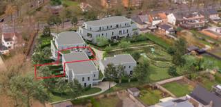 Unit 72/1 is een unieke tuinwoning van 170 m² met 3 slaapkamers, waar comfort en functionaliteit centraal staan. Je geniet van een gezellig terras en een lichtrijke privatieve tuin van 85 m², ideaal om in alle rust van het buitenleven te genieten. De woning is bovendien voorzien van een XL liftschachtvoorbereiding, wat extra toekomstgericht wooncomfort biedt. Met een S-peil van 21 en een E-peil van 2, goed voor een EPC-label A, betreft het een energiezuinige en duurzame woonst <br /><br />In Hof Marly staan comfort, rust en energiezuinigheid centraal. Vloerverwarming via een individuele warmtepomp garandeert een aangenaam binnenklimaat met laag verbruik, terwijl zonnepanelen voorzien in de eigen energiebehoefte. Bovendien genieten bewoners vijf jaar vrijstelling van onroerende voorheffing. <br /><br />Het project is doordacht uitgewerkt met een ruime ondergrondse parkeergarage, zeer brede autostaanplaatsen met privatieve berging en aparte fietsparkeerzones per blok. Via meerdere trappenhallen en liften bereik je vlot de woonentiteiten en het binnenpark. <br /><br />Ook bouwtechnisch scoort Hof Marly hoog, met een vijfsterrenlabel voor akoestiek en afwerking dankzij performante isolatie en doordachte ontkoppeling van de entiteiten.