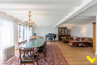 Exclusief appartement (158 m²) met 3 slaapkamers op topligging! <br /><br />Dit uniek appartement is gelegen op 50 meter van de markt van Geel en op wandelafstand van winkels, scholen, ziekenhuis en openbaar vervoer. <br /><br />Via de royale inkomhal met apart toilet bereik je de leefruimte met stijlvolle parket en enorm veel lichtinval door de grote ramen. De gerenoveerde keuken, voorzien van de nodige toestellen, vind je aansluitend aan de woonkamer. <br />Verder zijn er 3 ruime slaapkamers aanwezig die allen aansluiting geven naar het aangename terras van 20 m². De masterkamer beschikt over een eigen badkamer voorzien van ligbad/douche combinatie, dubbele lavabo en handdoekradiator. De 2e badkamer is voorzien van lavabo en opnieuw een bad/douche combinatie. <br /><br />Verder beschikt dit appartement over voldoende bergruimte. Ook in de kelder is een ruime privatieve berging. <br /><br />De verdieping is bereikbaar met de reeds gerenoveerde lift of trap. <br /><br />Troeven: <br />- Volledig instapklaar<br />- Conforme elektriciteitskeuring<br />- Gunstig EPC<br />- Exclusieve afwerking<br />- Nabij markt van Geel<br /><br />Plan uw afspraak via info@immovl.be of via 014 58 02 08 om dit uniek en stijlvol appartement te ontdekken!