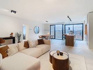 <h4>Luxueus wonen met ruimte en licht</h4>
Ons laatste appartement in Residentie Boulevard met twee slaapkamers. Een stijlvol tweeslaapkamerappartement waar ruimte, licht en comfort centraal staan. De <strong>hoogwaardige afwerking</strong> en de doordachte indeling maken dit appartement <strong>volledig instapklaar</strong> en ideaal voor wie op zoek is naar luxueus wonen in het hart van de stad.<br /><br />De <strong>ruime leefruimte</strong> sluit mooi aan op het <strong>zuidelijk georiënteerde terras</strong>, waar je in alle rust kan genieten van zonnige momenten. Vanuit het appartement ervaar je bovendien een <strong>open zicht op de skyline van Hasselt</strong>, wat zorgt voor een aangenaam en stedelijk gevoel.<br /><br />Het appartement is ook voorzien van een <strong>ondergrondse parkeerplaats</strong> en een <strong>private kelderberging</strong>.
<h4><br />Tijdloze materialen en verfijnde afwerking</h4>
Bij de afwerking werd gekozen voor <strong>kwaliteitsvolle, duurzame materialen</strong> met een tijdloze uitstraling. In de slaapkamers zorgt een <strong>warme parketvloer</strong> voor extra comfort en een luxueuze sfeer. Bovendien biedt de masterbedroom voldoende plaats voor een volwaardige dressing.<br /><br />Het appartement is reeds <strong>volledig geschilderd</strong> en <strong>uitgerust met verlichtingsarmaturen</strong>, die inbegrepen zijn in de aankoopprijs. Hierdoor kan je meteen intrekken en genieten van een perfect afgewerkt geheel.