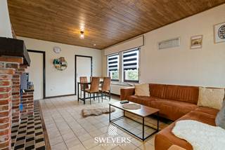 Voor meer info en foto’s, surf naar www.swevers.be – In een rustige woonwijk in Tessenderlo-Ham ligt deze verzorgde halfopen bebouwing op een perceel van 6a 60ca. De woning, gebouwd in 1982, biedt een bewoonbare oppervlakte van 151 m² en combineert een praktische indeling met comfortabel wonen op één niveau. Scholen, winkels, ontspanning en openbaar vervoer bevinden zich op korte afstand, net als de snelwegen.<br />Via de inkomhal bereikt u de lichtrijke woonkamer van 24,38 m² met voldoende plaats voor een zithoek en eettafel. Aansluitend bevindt zich de functioneel ingerichte keuken (8,1 m²) met toegang tot de berging en technische ruimte. De woning telt drie slaapkamers van 12 m², 10,2 m² en 10,44 m², ideaal voor een gezin of voor wie een bureau of hobbyruimte wenst. De badkamer is uitgerust met een ligbad en wastafel, en er is een apart toilet.<br />De inpandige garage van 25,86 m² biedt plaats voor een wagen en extra opslag. Doorheen de jaren werden verbeteringen uitgevoerd: dakisolatie (2015) en vernieuwing van het verandadak, ramen en deuren (2016). Rolluiken verhogen het comfort. De zuid- tot zuidoostgerichte tuin zorgt voor veel licht en biedt ruimte voor een zonnig terras. Een goed onderhouden woning met solide basis en veel potentieel. Voor meer informatie, bel 011 255 155. Bron bewoonbare oppervlakte: EPC – verslag.