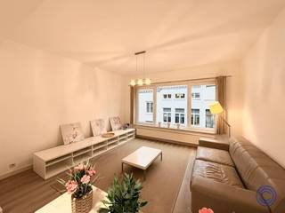 <p><span>Informatie appartement</span></p><p><span>Dit instapklare en volledig gemeubelde appartement is gelegen in een gezellige wandelstraat in het historische centrum van Antwerpen, op een absolute toplocatie nabij de Vrijdagmarkt, Grote Markt en Groenplaats. Het appartement beschikt over een lichtrijke woonkamer met gevelbrede raampartij, een volledig uitgeruste keuken met koelkast en vriesvak, combi-oven, gasvuur, wasmachine en een volledig servies. Verder is er een ruime slaapkamer met kasten en bed, een praktische badkamer met instapdouche en toilet, en een aparte berging met droogkast en condenserende gasketel. Het gebouw is goed onderhouden en bestaat uit slechts één appartement per verdieping. Het dak werd vernieuwd en geïsoleerd. Parlofoon aanwezig, geen lift. Dankzij de uitstekende ligging geniet u van alle troeven van de stad: winkels, horeca, openbaar vervoer en de Scheldekaaien op wandelafstand. De voetgangerstunnel naar Linkeroever bevindt zich op slechts 75 meter. Ideaal voor expats of professionals die op zoek zijn naar een instapklaar appartement op toplocatie.</span></p><p><span> </span></p><p><span>Indeling</span></p><ul><li><span>Dit aangename en lichtrijke appartement is praktisch ingedeeld en volledig gemeubeld.</span></li><li><span>Volledig uitgeruste keuken op onderhoudsvriendelijke tegelvloer, voorzien van o.a. een koelkast met vriesvak, combi-oven, gasvuur, dampkap met koolstoffilter, spoelbak en wasmachine.</span></li><li><span>Daarnaast beschikt de keuken over een volledig servies (glazen, tassen, bestek, borden, pannen, …), ideaal voor onmiddellijke bewoning.</span></li><li><span>Gezellige en ingerichte woonkamer met veel natuurlijke lichtinval dankzij de gevelbrede raampartij.</span></li><li><span>Ruime berging met droogkast en condenserende gasketel.</span></li><li><span>Royale slaapkamer, ingericht met bed, kledingkasten en nachtkastje.</span></li><li><span>Praktische badkamer met instapdouche, lavabomeubel met spiegelkast en toilet.</span></li></ul><p><span> </span></p><p><span>Extra’s</span></p><ul><li><span>Het appartement is volledig gemeubeld.</span></li><li><span>Opfrisbeurt van het appartement in 2026.</span></li></ul><p><span> </span></p><p><span>Algemene informatie</span></p><ul><li><span>Huurprijs: € 1.150 / maand</span></li><li><span>Algemene kosten: € 75 / maand (syndicus, blokpolis, onderhoud en verbruik van de gemeenschappelijke delen)</span></li><li><span>Beschikbaarheid: onmiddellijk</span></li><li><span>Huurwaarborg: 3 maanden</span></li></ul><p><span> </span></p><ul><li><span>Verbruik: aparte meters voor gas en elektriciteit</span></li><li><span>Opmaak intredende plaatsbeschrijving en inventaris: € 275 excl. btw per partij.</span></li></ul><p><span> </span></p><p><span>Gebouw</span></p><ul><li><span>Goed onderhouden gebouw bestaande uit een kelder, handelsgelijkvloers en drie verdiepingen, telkens met één appartement.</span></li><li><span>Het dak werd vernieuwd en geïsoleerd in 2023.</span></li><li><span>Parlofoon aanwezig.</span></li><li><span>Geen lift.</span></li></ul><p><span> </span></p><p><span>Ligging</span></p><ul><li><span>Gelegen in een gezellige wandelstraat in het hart van het historisch centrum van Antwerpen.</span></li><li><span>Op wandelafstand van de Vrijdagmarkt, Grote Markt en Groenplaats.</span></li><li><span>Tal van winkels, horeca, scholen en openbaar vervoer in de onmiddellijke omgeving.</span></li><li><span>Voetgangerstunnel naar Linkeroever op ca. 75 m.</span></li><li><span>Scheldekaaien op ca. 150 m — ideaal voor ontspannende wandelingen of sport.</span></li><li><span>Mobiscore: 9,2/10.</span></li></ul><p><span> </span></p><p><span>*De informatie in deze prospect is ter informatieve titel: de kandidaat-huurders moeten hun eigen zaak maken van het verkrijgen, controleren en interpreteren van deze informatie.</span></p>
