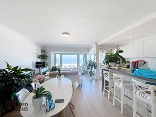 Dit schitterend vernieuwde appartement is gelegen op de 4DE verdieping van de residentie SAN REMO, het gebouw bevindt zich op de Zeedijk waardoor er een schitterend panoramisch zicht op zee is. Het appartement werd enkele jaren geleden vernieuwd en verkeert dan ook in perfecte staat. De ruime woonkamer typeert zich door de brede gevel en het ruime terras. De open keuken biedt voldoende kastruimte en is voorzien van alle toestellen. Verder is er een ruime berging, afzonderlijk toilet en de badkamer met inloopdouche. De 2 ruime slaapkamers geven beiden toegang tot het terras aan de achterzijde. Mogelijkheid tot aankoop van een standplaats in het gebouw (48.000 EUR).