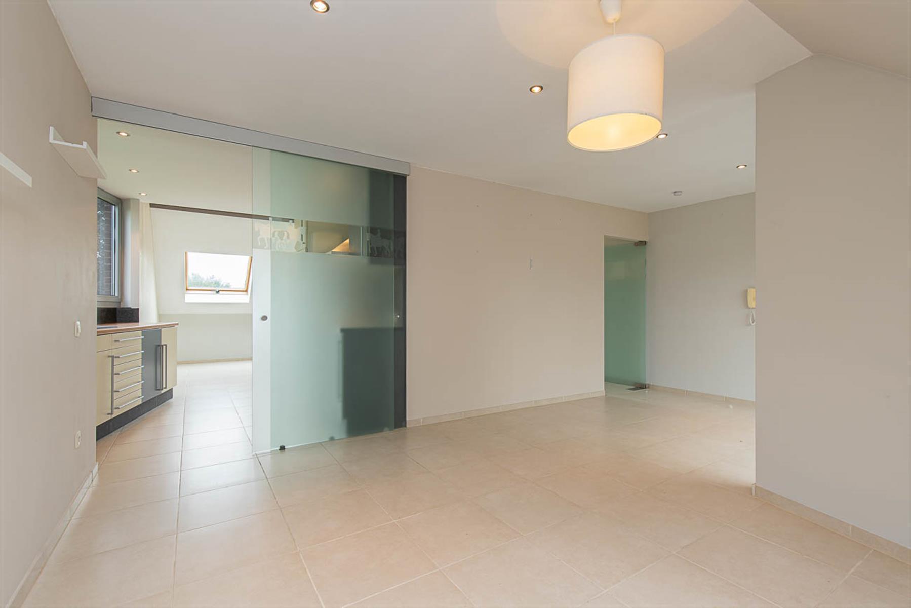 WICHELEN - Lichtrijk duplexappartement mét staanplaats. - foto 5