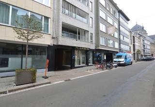 Handelspand centrum Mechelen te koop.<br /><br />Ontdek dit handelspand in de Hanswijkstraat 35 te Mechelen met een beschikbare oppervlakte van 81m2.<br /><br />Uitstekende  liging binnen de ring en vlakbij station, Bruul en vijfhoek.<br /><br />Interesse? Meer info of een bezoek kan via ken@immovos.be of 0477/297250