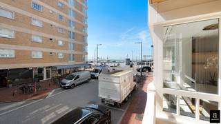 <p>Op een toplocatie vlak bij zee bevindt zich dit volledig gerenoveerde appartement in Residentie Ivoire, een kleinschalige en verzorgde residentie.</p>
<p>Het appartement werd volledig vernieuwd met kwalitatieve materialen en met aandacht voor comfort en functionaliteit. De lichtrijke leefruimte biedt een aangenaam zijdelings zeezicht en geeft toegang tot een terras aan de voorzijde.</p>
<p>Indeling: inkomhal met vestiaire en gastentoilet, ruime leefruimte met open, volledig uitgeruste keuken en een gezellige zithoek aan het raam. Aansluitend bevindt zich het terras aan de leefruimte.</p>
<p>Aan de achterzijde bevindt zich de master bedroom met ingemaakte kasten en een eigen douchekamer. Daarnaast is er een tweede ruime slaapkamer, eveneens voorzien van ingemaakte kasten. Beide slaapkamers geven uit op het terras achteraan. Verder is er een derde slaapkamer met ingemaakt stapelbed en een aparte badkamer.</p>
<p>In de residentie is bovendien een ruime privatieve kelder aanwezig.</p>
