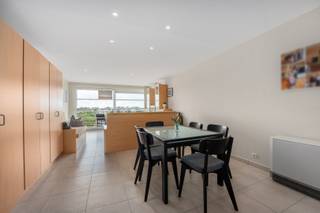 Zongericht en uiterst verzorgd 2 slaapkamer appartement te koop op 50 meter van de zeedijk.<br />Grote living met zongericht terras en open keuken.<br />Badkamer met douche en lavabo.<br />Twee slaapkamers en apart toilet.<br />Privé berging inbegrepen.<br />Mogelijkheid tot aankoop van een privé buitenparking aan 23.000 euro