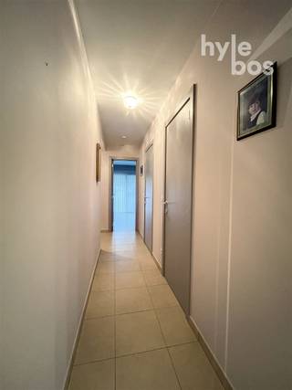 <p><span>Centraal gelegen gelijkvloers appartement met terras en stadstuin. Dit instapklare, lichtrijke appartement verwelkomt u in een inkomhal met gastentoilet. De leefruimte sluit aan op een open, volledig ingerichte keuken met keramische kookplaat, dampkap, oven, microgolfoven, koelkast en vaatwasser. Verder zijn er een berging met aansluiting voor een wasmachine en een badkamer met douche en dubbele lavabo. De ruime slaapkamer geeft toegang tot een tweede kamer, die u kunt gebruiken als kinderkamer, bureau of dressing. Buiten geniet u van een terras en een aangename stadstuin. Een ruime ondergrondse autostaanplaats met aansluitende individuele kelderberging is inbegrepen in de huurprijs. Plan uw bezoek!</span></p>