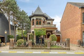 In het centrum van Herent vinden we deze bijzonder karaktervolle woning, waar authenticiteit, architecturale details en een aangename buitenruimte mooi samenkomen. Een pand met een uitgesproken uitstraling en een charmante gevel die meteen in het oog springt.<br /><br />De woning geniet van een uitstekende en centrale ligging. Scholen, winkels, een apotheek en tal van andere voorzieningen bevinden zich op wandelafstand. Ook het openbaar vervoer is vlot bereikbaar, met een bushalte in de straat en het station van Herent op korte afstand. Dankzij de goede verbindingen zijn zowel Leuven als de omliggende gemeenten vlot bereikbaar.<br /><br />De woning ademt karakter en beschikt over een prachtige authentieke architectuur, met een combinatie van baksteen, sierlijke gevel en een markant dakvolume. Ook binnen werden verschillende originele elementen mooi bewaard. Zo beschikt de leefruimte over een houten visgraadparket en zijn de karaktervolle molures nog aanwezig. Samen met de verzorgde afwerking zorgen deze elementen voor een warme en authentieke sfeer.<br /><br />De woning omvat een aangename leefruimte, een keuken, een lichtrijke veranda, wasplaats, drie slaapkamers en twee badkamers, waarvan één op het gelijkvloers en één op de eerste verdieping. Daarnaast beschikt de woning over een zolder met bijkomende mogelijkheden. Verder zijn er een garage en parkeergelegenheid op het perceel.<br /><br />Ook de inkompartij is een echte blikvanger. De woning beschikt over twee prachtige authentieke deuren: via de ene deur betreedt men de inkomhal, die voorzien is van een authentieke vloer, terwijl de andere deur toegang geeft tot de fietsenstalling. Deze is afgewerkt met een vloer in natuursteenleien. Mooie originele elementen die de authentieke uitstraling en het karakter van de woning extra benadrukken.<br /><br />Een absolute troef is de zuidgerichte tuin. De volwassen beplanting, het groen en de verzorgde inrichting zorgen voor een bijzonder aangename buitenruimte waar men in alle rust kan genieten. Op het perceel bevindt zich ook een ruim tuinhuis/werkhuis, ideaal als hobbyruimte, atelier of voor extra bergruimte.<br /><br />Het dak werd vernieuwd in 2012.<br /><br />Een woning met ziel, karakter en uitstraling, gelegen op een bijzonder interessante locatie in het centrum van Herent. Ideaal voor wie op zoek is naar een authentiek pand met een mooie tuin, parkeermogelijkheden en alle dagelijkse voorzieningen binnen handbereik.<br /><br />Voor meer informatie of een bezoek kan u contact opnemen met Lotte via lotte@immogve.be of 0474 38 63 93.