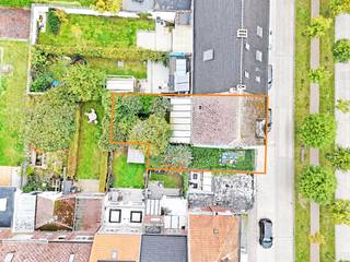 Deze eigendom is uitstekend gelegen langs de Kastanjelaan in hartje Bevegem. Er zijn tal van faciliteiten in de onmiddellijke omgeving: buurtwinkels, scholen, sportinfrastructuur, ziekenhuis, station, ... De woning werd gebouwd begin de jaren '50, heeft een zeer degelijke constructie en geniet veel lichtinval. Een grote troef is de aangebouwde garage, de uiterst ruime bewoonbare oppervlakte en de gezellige zuidgerichte tuin! De woning is volledig te renoveren.<br />Indeling: gelijkvloers: inkomhal met gastentoilet, woonkamer en eetplaats, keuken (kan open gemaakt worden, scheiding is d.m.v. kasten!), werkhuis en garage. Buiten is er nog het (overdekt) terras met tuin.<br />Eerste verdieping: 3 slaapkamers en badkamer, vaste trap naar de tweede verdieping.<br />Tweede verdieping: 2 kamers en/of zolderruimte, in te richten naar eigen keuze (houten wanden).<br />Ruime droge kelder aanwezig. <br />PRACHTIG RENOVATIEPROJECT VAN EEN RUIME STADSWONING IN RUSTIGE OMGEVING!!<br />Elektrische verwarming, houten ramen met enkel glas, constructie verdiepingen hoofdzakelijk houten roostering (badkamer beton), EPC: 842 kWh/(m² jaar), energielabel F, renovatieverplichting, bewoonbare oppervlakte volgens EPC: 185m² (kelder en zolder (!!) niet meegerekend), KI: €813, elektrische installatie niet conform het AREI. <br />Woongebieden, vergunning uitgereikt, geen rechterlijke of bestuurlijke maatregel opgelegd, geen voorkooprecht, geen verkavelingsvergunning uitgereikt. Geen risicozone voor overstromingen, P-score D, G-score D. <br />U kan de beschikbare attesten bij verkoop downloaden via de website janssens-leroy.be.
