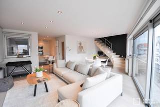Zeer recent ongemeubeld duplexappartement, centraal gelegen op de Dumortierlaan en dichtbij de zeedijk.Indeling: Inkomhal met berging en...