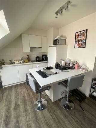 VISITES UNIQUEMENT SUR RENDEZ-VOUS EN LIGNE VIA www.structura.beSpacieuse studio À LOUER d’une surface habitable d’environ 42 m², située au 4ᵉ...