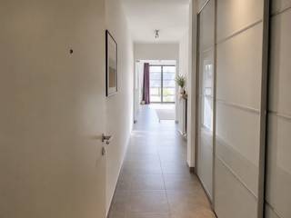 <span><span><strong>Ruim appartement (132m²) met 2 slaapkamers in residentie "De Melkerij"<br /><br /><u>Een bezoek aanvragen kan eenvoudig via onze website: www.immodrie.be. Zoek het pand terug onder 'Te Huur' en selecteer vervolgens op de pagina de optie 'Bezoek aanvragen'. Omwille van de grote reeks aanvragen, worden verzoeken via Immoscoop of andere portaalsites niet verwerkt.</u><br /></strong></span></span>
<p><span>Bij het binnenkomen komen we terecht in de inkomhal. Deze vormt het centrale vertrekpunt van het appartement en biedt toegang tot de verschillende ruimtes. In de inkomhal bevindt zich meteen een praktische kleine berging, waar ook de CV-installatie is ondergebracht. Daarnaast is er hier een afzonderlijk toilet aanwezig.</span></p>
<p><span>Via een deur komen we in de ruime leefruimte. Deze ruimte biedt voldoende plaats voor zowel een comfortabele zithoek als een gezellige eethoek. Er is volop ruimte om de leefruimte naar eigen smaak en levensstijl in te richten. Dankzij de open en aangename indeling vormt dit het centrale hart van het appartement. </span><span>Vanuit de leefruimte is er bovendien rechtstreeks toegang tot het terras. </span></p>
<p><span>Aansluitend aan de leefruimte bevindt zich de volledig uitgeruste keuken. De keuken is praktisch ingericht en beschikt over voldoende werk- en opbergruimte. Het ruime keukeneiland is voorzien van een spoelbak en vaatwasser en biedt daarnaast extra werkruimte. De keukenwand is uitgerust met een kookvuur, combi-oven en koelkast. Daarnaast is er een afzonderlijke diepvriezer voorzien. Aansluitend aan de keuken bevindt zich nog een praktische berging, ideaal voor het opbergen van voorraad alsook is hier de aansluiting voor de wasmachine terug te vinden. </span></p>
<p><span>Terugkerende naar de inkomruimte, is er van hieruit toegang tot de nachthal. Via de nachthal bereiken we de badkamer en de twee ruime slaapkamers.</span></p>
<p><span>De twee slaapkamers bieden heel wat mogelijkheden en kunnen volledig naar eigen behoefte worden ingericht. Ze zijn geschikt als comfortabele slaapkamers, maar kunnen uiteraard ook dienstdoen als bureau, hobbyruimte, dressing of logeerkamer. Dankzij de ruime afmetingen kunnen beide kamers flexibel worden benut.</span></p>
<p><span>De badkamer is praktisch en comfortabel ingericht en beschikt over een douche en een badkamermeubel met dubbele wastafel.<br /><br />Ondergronds is er nog een autostaanplaats aanwezig bij het appartement alsook een privatieve kelderberging.</span></p>
<span><strong>Pluspunten:<br /></strong></span><strong>- Ruime oppervlakte<br />- Inbouwkasten in inkomhal en grootste slaapkamer<br />- Ondergrondse autostaanplaats <span>en privatieve kelderberging.</span><br />- Energiezuinig (EPC-label A)<br />- Zonnescreens aanwezig (ook bij het terras).<br />- Locatie</strong>