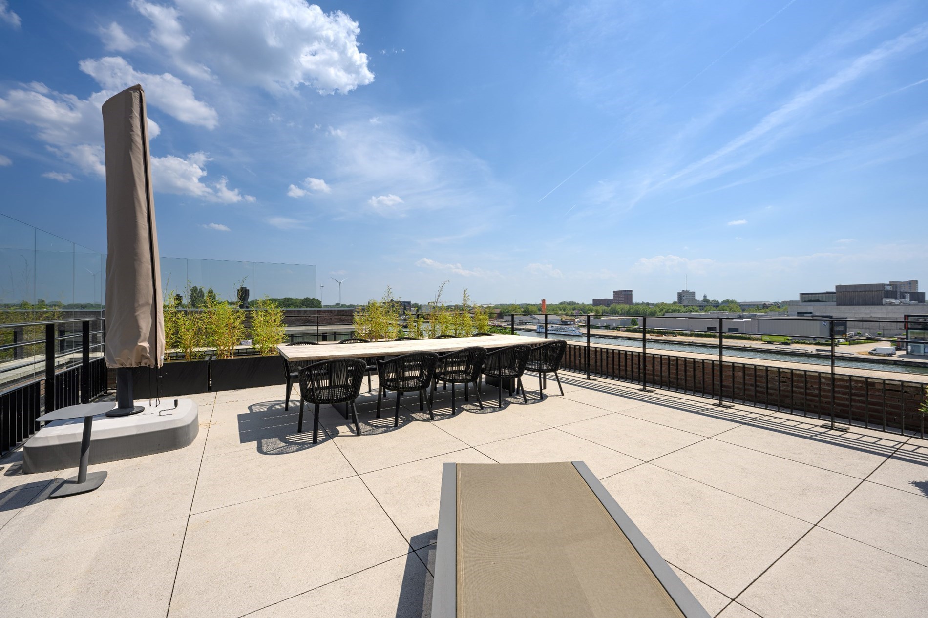 Exclusief appartement met een bewoonbare oppervlakte van 191m², ruime terrassen te Hasselt. - foto 2