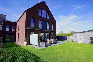 Zeer recent gebouwd (2018) en energiezuinig gelijkvloers appartement te Tisselt. Dit prachtige appartement met moderne afweking, heeft...