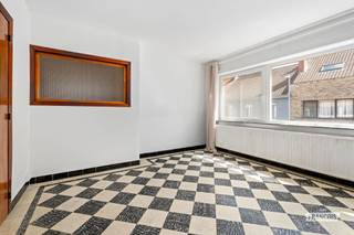 Dit ruime appartement bevindt zich op de eerste verdieping van een kleinschalige residentie zonder syndicus. Het pand biedt een bewoonbare oppervlakte van 107 m², inclusief een ruime zolder van circa 25 m², en beschikt over heel wat mogelijkheden.<br /><br />Via de inkomhal bereikt u de woonkamer, die vlot aansluit op de keuken. Aan de voorzijde bevindt zich een balkon. Verder omvat het appartement een praktische berging, een apart toilet, een badkamer en twee slaapkamers. De tweede slaapkamer geeft rechtstreeks toegang tot het zeer ruime en gunstig georiënteerde terras, waar u de hele dag van de zon kunt genieten.<br /><br />De ruime zolderverdieping biedt extra opslagruimte en creëert bovendien de mogelijkheid om het appartement, mits de nodige vergunningen, om te vormen tot een duplex.<br /><br />Het appartement behaalt een gunstig EPC-label C met een score van 242 kWh/(m² jaar). De elektrische installatie is conform tot 2051. Ook het dak werd in 2021 volledig vernieuwd en geïsoleerd.<br /><br />De Spaarzaamheidstraat is centraal gelegen in Bredene, nabij winkels, scholen, openbaar vervoer en belangrijke verbindingswegen richting Oostende en het binnenland.<br /><br />Bent u op zoek naar een ruim appartement met een zonnig terras en heel wat potentieel in Bredene? Neem dan contact op met Justin via 0474 05 59 25 of justin@immofrancois.be voor meer informatie of een bezoek. Wenst u een vrijblijvende schatting van uw eigen woning? Ook daarvoor help ik u graag verder.<br /><br />