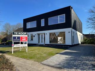 <strong>Volledig gerenoveerde ruime gezinswoning met 6 slaapkamers en 4 badkamers, tuin en garage. Zeer gunstige en rustige ligging in een doodlopende straat in het grensdorp Meerle. Opritten snelwegen Breda-Antwerpen-Eindhoven-Rotterdam op 5 km.<br />INDELING :<br />Gelijkvloers :<br />Inkomhal : </strong>14,00 m² : trap naar de verdieping, gastentoilet.<br /><strong>Woonkamer : </strong>36,70 m² : tegelvloer<br /><strong>Eethoek :</strong> 17,50 m² : met toegang tot het terras en de tuin<br /><strong>Keuken :</strong> 40,00 m²<br /><strong>Slaapkamer 1 : </strong>15,00 m²<br /><strong>Slaapkamer 2 : </strong>11,00 m²<br /><strong>Badkamer :</strong> met inloopdouche, wastafel.<br /><strong>Garage : </strong>25,00 m²<br /><strong>Verdieping<br /></strong><strong>Nachthal met </strong><strong>Toilet<br />Slaapkamer 3 : </strong>met <strong>badkamer 2 : </strong>met inloopdouche en wastafel.<br /><strong>Slaapkamer 4 </strong><br /><strong>Slaapkamer 5 : </strong>met <strong>badkamer 3 : </strong>met inloopdouche en wastafel.<br /><strong>Slaapkamer 6 : </strong>met <strong>badkamer 4 </strong><strong>:</strong> met dubbele wastafel, ligbad en inloopdouche.<strong><br /></strong>