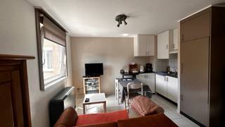 Deze gezellige studio van 30 m² bevindt zich op de eerste verdieping (bus 8). Bij het betreden kom je in de inkomhal, die toegang geeft tot...