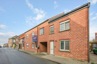 Dit ruime en lichtrijke appartement is gelegen op het gelijkvloers van een kleinschalig gebouw met 2 appartementen en een zolderruimte...