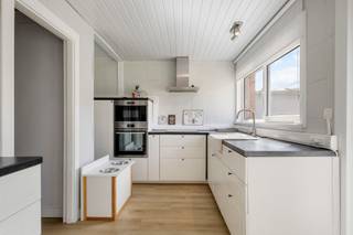 <p><span>In Diksmuide vind je deze volledig gerenoveerde gezinswoning, waar ruimte, comfort en energiezuinig wonen mooi samenkomen. </span></p>
<br />
<p><span>Indeling: </span></p>
<p><span>Op het gelijkvloers kom je via de inkomhal terecht in de lichtrijke leefruimte, een volledig geïnstalleerde keuken met een praktische berging. Daarnaast vinden we nog een inpandige garage, wat zorgt voor extra bergruimte of parkeergemak. </span></p>
<br />
<p><span>Op de eerste verdieping vinden we vier ruime slaapkamers en een badkamer met douche en ligbad. </span></p>
<p><span> </span></p>
<p><span>Buiten geniet je van de zuidgerichte tuin, perfect voor zonnige dagen en lange avonden buiten. </span></p>
<br />
<p><span>Dankzij de aanwezigheid van zonnepanelen en een warmtepomp voldoet de woning aan de hedendaagse normen voor energiezuinig wonen. Zo woon je niet alleen comfortabel, maar ook toekomstgericht! </span></p>
De vermelde prijs betreft een richtprijs, ieder bod boven of onder deze prijs wordt voorgesteld aan de eigenaar.<br />
<p><span>Meer informatie of graag een bezoek? </span></p>
<p><span>Contacteer Bruno via 0496 23 41 26 of </span><span>bruno.vanthuyne@acasa.immo</span><span> </span></p>