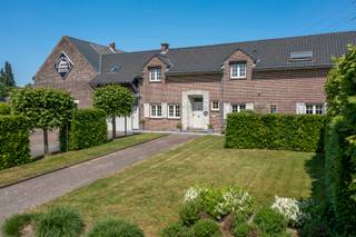 Grote woonst met bureel, garage, vergunde parkeermogelijkheden met bijgebouw.Gelegen in een landelijke omgeving nabij centrum...