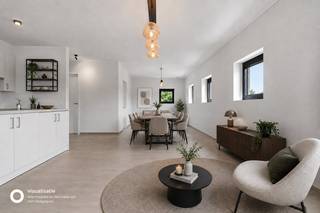 Dit stijlvolle appartement combineert moderne architectuur en een uitstekend wooncomfort. Dankzij de hedendaagse afwerking is dit een aantrekkelijke woonst voor wie comfortabel en energiezuinig wil wonen.<br /><br />Het hart van het appartement is de royale leefruimte met open keuken. De keuken is volledig uitgerust en beschikt over een praktisch keukeneiland. De leefruimte biedt bovendien meer dan voldoende plaats voor zowel een ruime eetkamer als een comfortabele zithoek.<br /><br />Het appartement beschikt over een masterbedroom en een tweede, kleinere kamer die perfect dienst kan doen als extra slaapkamer, bureau of hobbyruimte. De badkamer is modern ingericht en voorzien van zowel een inloopdouche als een ligbad.<br /><br />Daarnaast zijn er een afzonderlijk toilet en een praktische technische ruimte aanwezig. Doorheen het volledige appartement is er vloerverwarming voorzien.<br /><br />Een belangrijke troef is het zuidoostgerichte terras. Hier geniet u vanaf de ochtend van de zon en beschikt u over een fijne buitenruimte die rechtstreeks aansluit bij het moderne karakter van het appartement.<br /><br />Troeven op een rij:<br /><br />- Zeer ruime en lichtrijke leefruimte<br />- Volledig uitgeruste open keuken met keukeneiland<br />- Badkamer met inloopdouche én ligbad<br />- Zuidoostgericht terras<br />- Vloerverwarming in het volledige appartement<br />- Energiezuinig – EPC A<br /><br />* Optioneel aan te kopen berging van maar liefst 43 m² voor € 22.500<br />* Optionele staanplaats aan te kopen, gelegen pal naast het appartementsgebouw, voor €22.500. <br /><br />Interesse of wens je een bezoek in te plannen? Contacteer Home Hunters via hallo@homehunters.be of 057 377 477.
