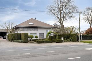 Strategisch gelegen in Torhout met een uitstekende verbinding naar de E403 (Brugge–Roeselare–Kortrijk), biedt deze eigendom een unieke combinatie...