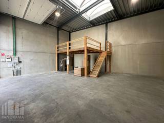 Nieuwbouw KMO-unit van <strong>122 m²</strong> met <strong>2 privatieve parkeerplaatsen </strong>te huur in Lauwe, op slecht 4 km van de E17 afrit Moeskroen met een onmiddellijke verbinding naar de E403.<br /><br />De geïsoleerde loods is opgebouwd uit een staalstructuur, betonplint tot deurhoogte, sandwichpanelen en steeldeck. Verder is het magazijn (<strong>brandklasse C</strong>) met een <strong>vrije hoogte van 6 m</strong> voorzien van een sectionale poort met aparte toegangsdeur, gepolierde betonvloer en lichtstraat met rookkoepel.<br /><br /><strong>Aanwezigheid van een</strong> <strong>waterpomp voor regenwater, stopcontacten (220-230V & 380-400 V), verlichting en sanitair</strong>. Het magazijn kan zowel gebruikt worden als atelier, productieruimte of opslagruimte.<br /><br />De KMO-unit maakt deel uit van een gloednieuw KMO-project bestaande uit 18 KMO-units met ruime manoeuvreerruimte on site. Voor meer informatie of een vrijblijvend plaatsbezoek kan u contact opnemen met PANORAMA <strong>0460 97 66 66</strong>.