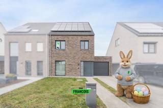 Maak kennis met deze energiezuinige parel te Zedelgem!Bij binnenkomst in deze BEN-woning wordt u ontvangen in de inkomhal voorzien van een apart...