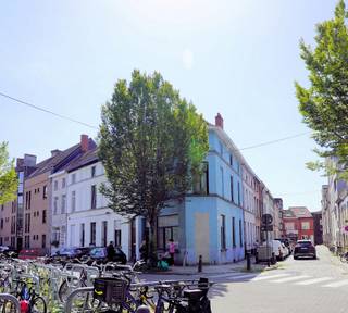 Hier wonen is alles te voet, per fiets of openbaar vervoer kunnen doen : ontspanning op de nabijgelegen Vlasmarkt, winkelen in de Dampoortstraat, scholen en unifs op minuten afstand.<br />Deze goed onderhouden woning heeft 4 (asymmetrische) slaapkamers, 2 wc's , bruikbare keuken, badkamer waarvan het bad eerstdaags wordt vervangen door een douche.<br /><br />Ramen zijn HR, dak is geïsoleerd, Cv met HR-ketel : de EPC (in aanvraag) kan enkel door de aanwezigheid van kelder en afwezigheid van facturen een D zijn. Alleszins GEEN renovatieverplichting.<br /> <br /><br />Ideaal als uitvalsbasis voor de studerende kinderen. Goedkoper dan een kot en instapklaar voor het volgend schooljaar.