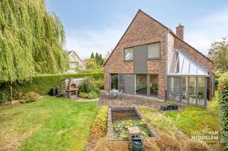 <strong>Immo Van Middelem verkoopt deze uitzonderlijk goed gelegen RUIME en LICHTRIJKE, INSTAPKLARE villa met 4 kamers, bureau, garage, terras en tuin op een perceel van +/- 4a82ca te St.-K.-Lombeek (Ternat).</strong><br /><strong>Winkels, scholen, openbaar vervoer, sportinfrastructuur, cultuurcentrum 'De Ploter',... bevinden zich allemaal op wandelafstand !</strong><br /><br />Aansluitend op de achtertuin bevindt zich een bouwgrond van ca. 4a01ca, gelegen langs de Beukstraat en geschikt voor open bebouwing. Deze grond kan optioneel worden aangekocht voor € 199.000 en biedt een unieke kans om uw tuin aanzienlijk uit te breiden, terwijl u tegelijk investeert in een afzonderlijk bebouwbaar perceel met toekomstpotentieel.<br /><br />De woning werd steeds zéér goed onderhouden, de eigenaars zijn doorheen de jaren blijven investeren in hun wooncomfort (zie document 'historiek woning' bij 'downloads').<br /><br />De indeling is als volgt: <br />- GELIJKVLOERS: inkomhal met WC en trap naar de 1ste verdieping, bureau met ingemaakte kasten, living (salon en eetplaats) met toegang tot de veranda en het terras, volledig geïnstalleerde keuken met eethoek en toegang tot het terras, berging;<br />- 1ste VERDIEPING: nachthal, WC, badkamer met bad en douche, 3 kamers waarvan 1 met dressing, 2 bergruimtes.<br />- ZOLDER 1 (via vaste trap): 1 kamer met doucheruimte en WC;<br />- ZOLDER 2 (via trapladder): bergzolder;<br />- GARAGE met stookplaats;<br /><br />Alarminstallatie.<br />CV op stookolie (aansluiting op stadsgas mogelijk).<br />8 zonnepanelen met thuisbatterij.<br />EPC: 240 kWh/m² - Label C (UC: 3585935).<br />Elektriciteit CONFORM tot 2050.<br />Asbestveilig.<br />Vrij bij akte.