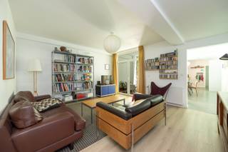 Ruim gerenoveerd gelijkvloers appartement met stadstuin in Antwerpen Centrum! <br /><br />Ontdek dit ruim en smaakvol gerenoveerd gelijkvloers appartement met een gezellige stadstuin, ideaal gelegen tussen Borgerhout en Zurenborg, op wandelafstand van het Centraal Station.<br /><br />Bij het betreden van het appartement komt u in de inkomhal, die toegang biedt tot de lichtrijke leefruimte met vernieuwde vloeren en een mooi uitzicht op de stadstuin. Aansluitend bevindt zich de vernieuwde keuken, uitgerust met de nodige toestellen.<br /><br />Via de inkomhal bereikt u ook de eerste slaapkamer, met aansluitend een vernieuwde badkamer voorzien van een ligbad en een dubbele lavabo. Verder beschikt het appartement over een apart gastentoilet en een praktische berging met aansluitingen voor een wasmachine en droogkast.<br /><br />Aan de achterzijde bevindt zich de tweede slaapkamer, die uitkijkt op en directe toegang biedt tot de gezellige stadstuin. Deze kamer beschikt bovendien over een eigen douchekamer met inloopdouche, lavabo en een tweede toilet, wat extra comfort en privacy biedt.<br /><br />Als extra troef is er een ruime privatieve kelder inbegrepen.<br /><br />Belangrijkste troeven: <br /><br />- Uitstekende ligging op wandelafstand van Antwerpen-Centraal<br />- Gelegen tussen de levendige wijken Borgerhout en Zurenborg <br />- Elektrische installatie conform tot 2044<br />- Volledig asbestveilig<br /><br />122m2 bewoonbare oppervlakte cfr EPC.<br /><br />Wenst u een bezoek of meer informatie? Dan kan u ons steeds contacteren via info@dvarealestate.be of 03/297.00.00.