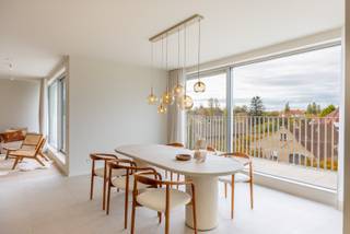 Dit luxueus afgewerkt appartement maakt deel uit van het nieuwbouwproject AQUILO in het klassevolle Sint-Idesbald. <br /><br />Het energiezuinige karakter wordt bepaald door individuele zonnepanelen per appartement, doorgedreven isolatie en warmtepomp alsook balansventilatie systeem D. De ruime oppervlaktes benadrukken het luxueuze cachet van de appartementen.<br />Ontdek een exclusieve kans om te wonen in het hart van Sint-Idesbald, waar modern comfort en een stijlvolle levensstijl samenkomen. <br /><br />Het appartement is gelegen op de tweede verdieping en werd op plan ingedeeld als volgt:<br />Inkom met toilet en berging, lichtrijke leefruimte met open keuken, 2 slaapkamers met elk zijn eigen badkamer, zuidgericht terras en ruime zolderberging.<br /><br />Verplicht aan te kopen parkeergelegenheid en kelderberging niet in de prijs inbegrepen. <br /><br />Oppervlakte appartement: 133,13 m²<br />Oppervlakte terras: 20,09 m²<br />Oppervlakte zolderberging: 22,69 m²<br /><br />Wenst u meer informatie of een afspraak aan het ingericht modelappartement? Contacteer ons vrijblijvend via 058 62 27 51 of jhonny@vlaemynck.be