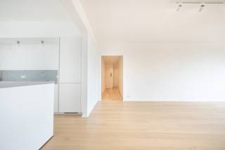 <p>ELSENE, Square du Vieux Tilleul, prachtig appartement van ± 92 m², volledig gerenoveerd in 2026! Prachtig uitzicht (8e verdieping van 9). Direct beschikbaar. Conciërge, gepantserde deur en fietsenstalling. EPB: C. Onroerendgoedbelasting: 2.250 € (mogelijkheid tot korting) – INFO &amp; BEZICHTIGINGEN: 0475.97.33.44 - ddomb@trevi.be</p>
<p><b>Appartement oorspronkelijk met 2 slaapkamers van 92 m² - Renovatie 2026!</b></p>
<p><u>Kelder</u>: Kelder &amp; parkeerplaats</p>
<p><u>8e verdieping</u>:</p>
<ul>
<li>Betegelde inkomhal</li>
<li>Woonkamer ± 35 m² met parket</li>
<li>Volledig ingerichte keuken</li>
<li>Kantoor ± 6 m²</li>
<li>Badkamer – WC – en doucheruimte</li>
<li>Terras ± 7 m²</li>
</ul>
