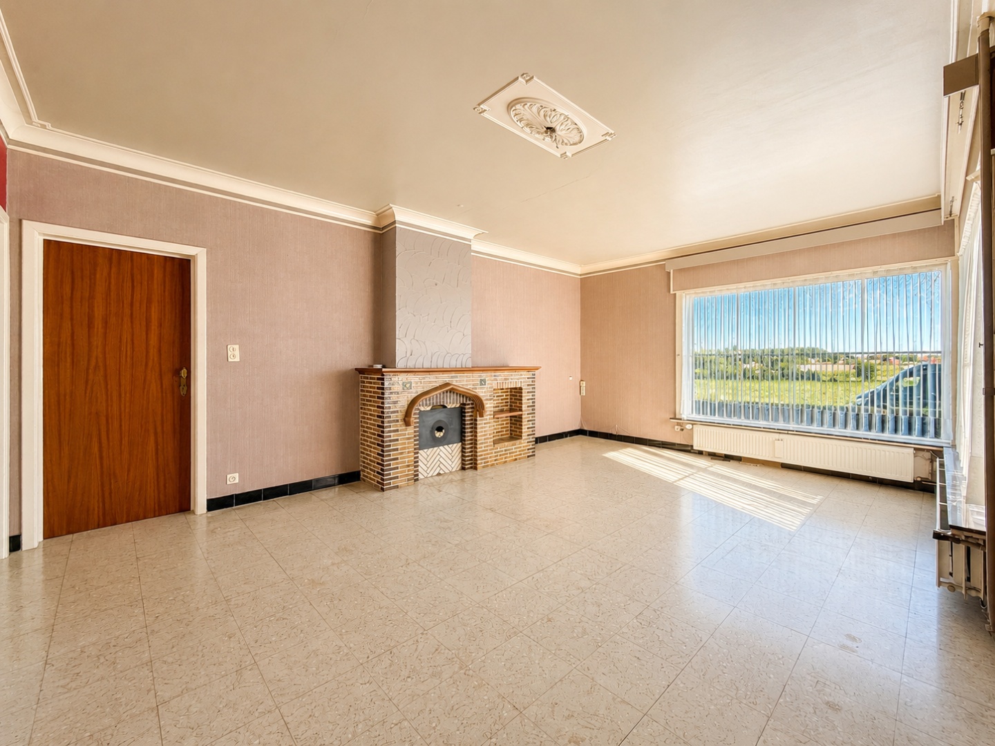 Te koop, ruime, te renoveren woning met open zicht achteraan over de velden. - foto 4