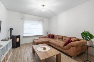 Bent u op zoek naar een deels gerenoveerde woning die nog verder afgewerkt dient te worden maar wel reeds instapklaar is?Dan heeft u uw droomwoning...